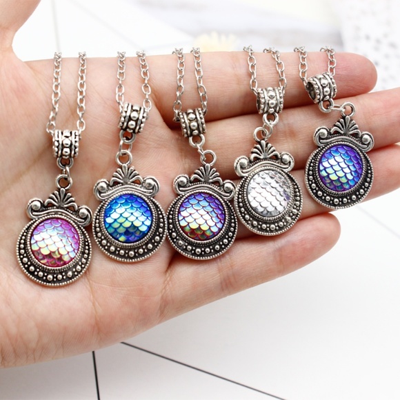 Lulu AZ Iridescent Pink Mermaid Scale Necklace - Picture 4 of 5